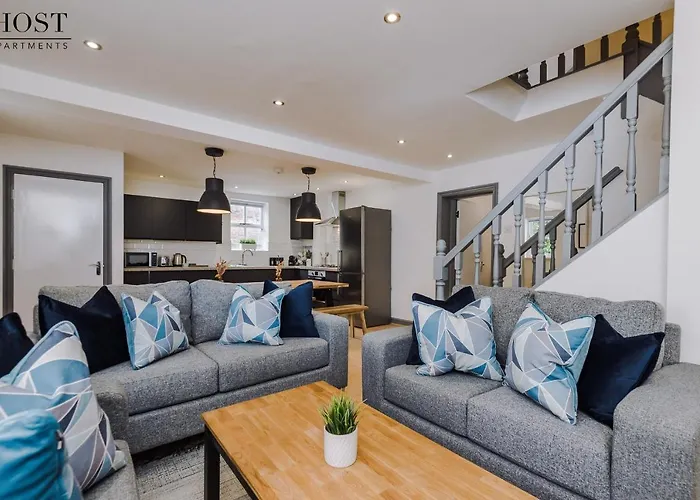 Host & Stay - The Roscoe Coach House